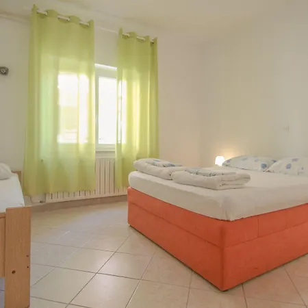 Komfortables Nur 400 Meter Zum Strand Mit Grillbereich, Terrasse, Wifi Apartman Karpinjan