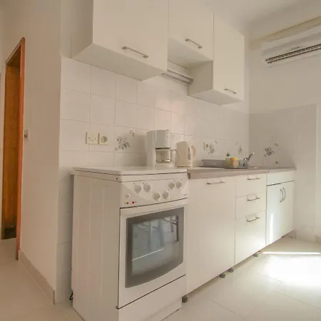 Komfortables Nur 400 Meter Zum Strand Mit Grillbereich, Terrasse, Wifi Apartman *