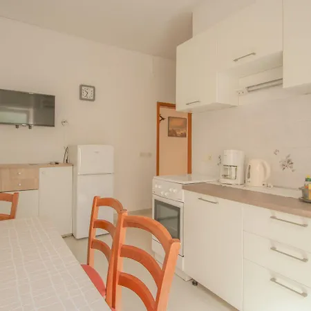 Komfortables Nur 400 Meter Zum Strand Mit Grillbereich, Terrasse, Wifi * Karpinjan